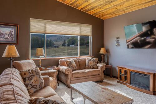 Gardiner House | Bison Lodge - Lg Home - 2 bedrooms - less than 5 miles to Yellowstone North Entrance, Sleeps up to 8