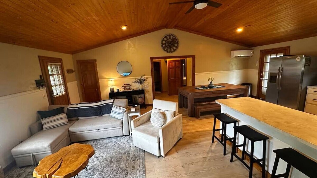 Porum Cottage | Bixby Cove 4-bedroom cottage with plenty of outdoor space for family fun!