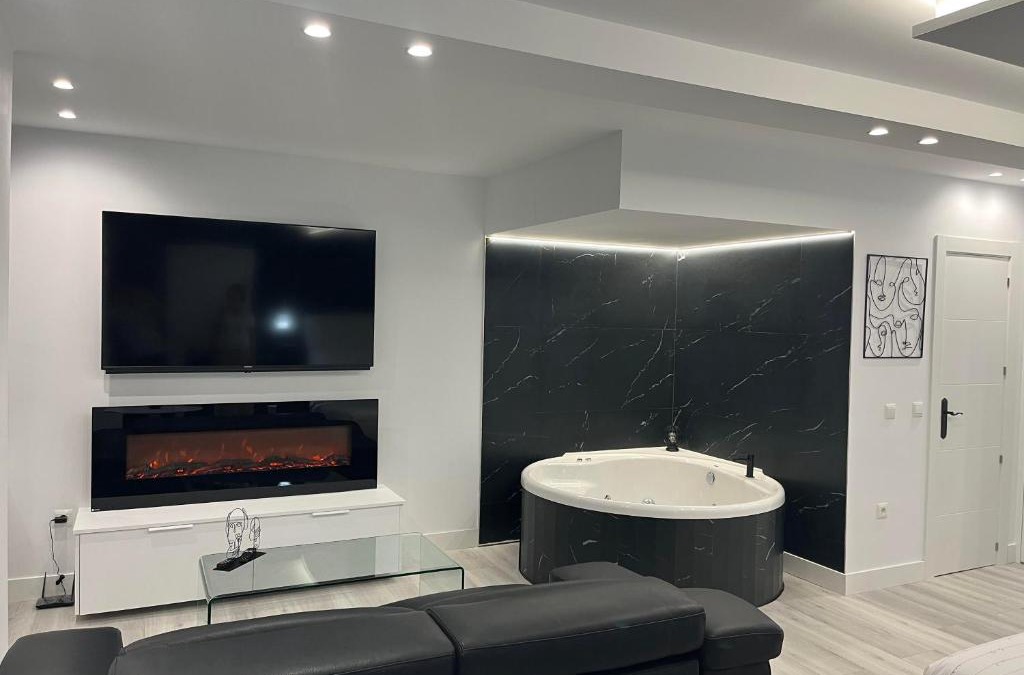 Castro Urdiales Apartment | Black and White Suite "La Marinera"
