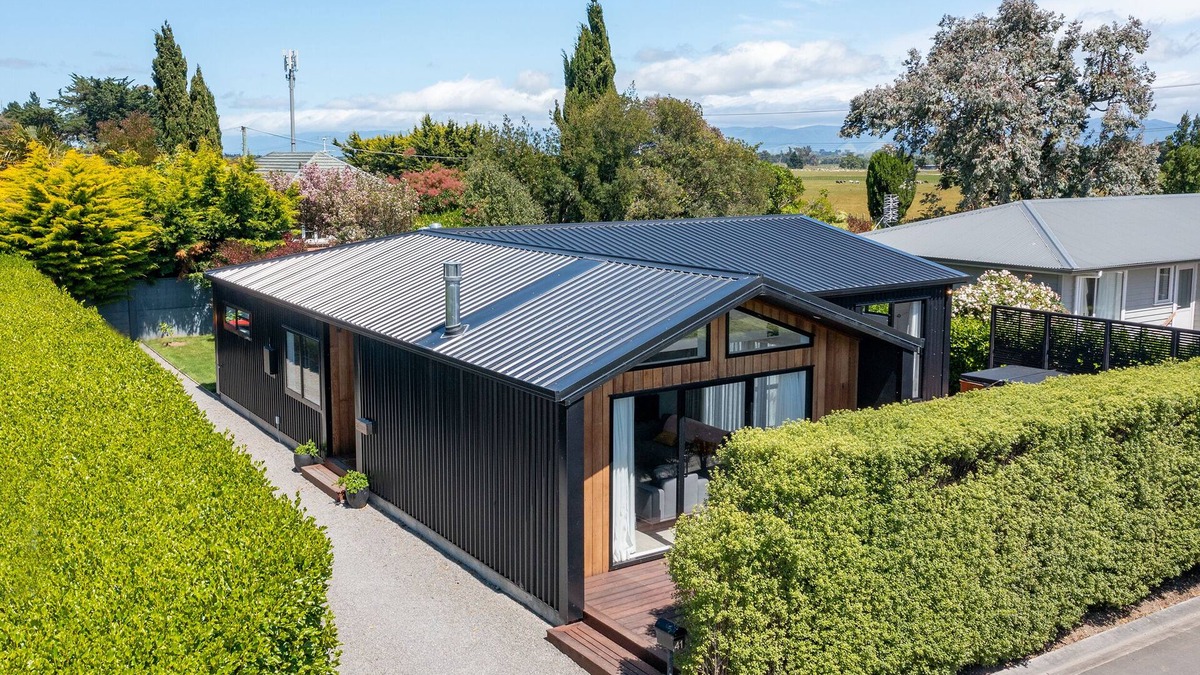 Martinborough House | Black Barn Modern: Luxe Martinborough Escape