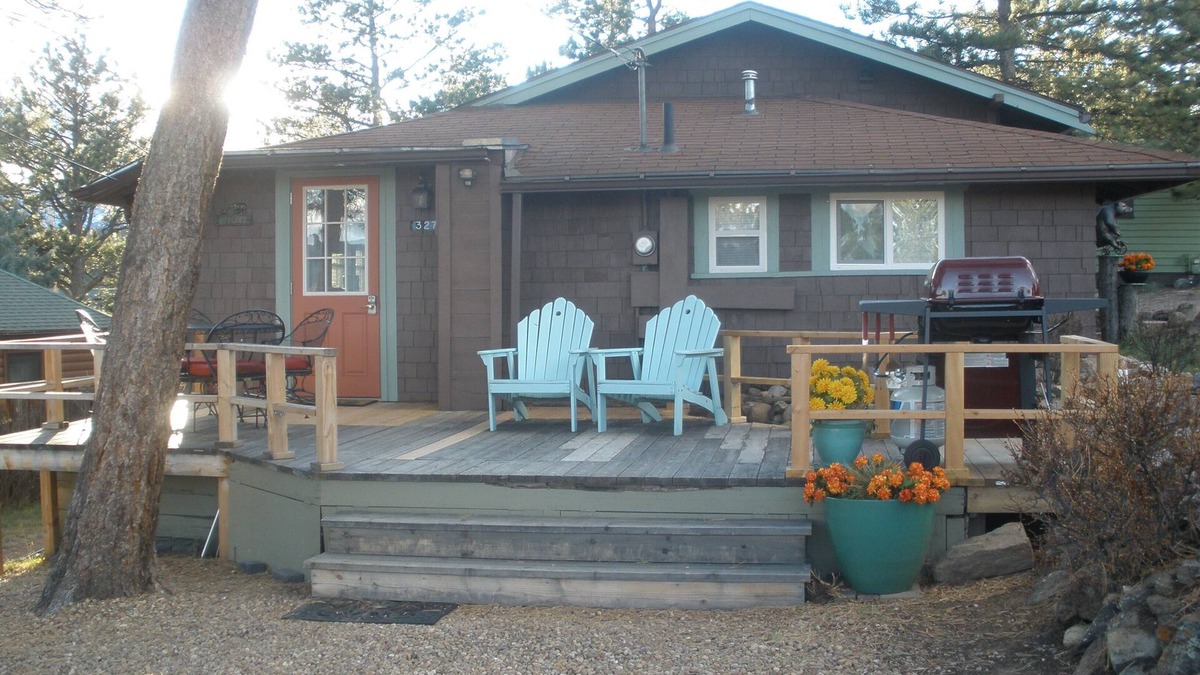 Estes Park Cabin | Black Bear Cottage - Cozy 1921 Cottage in Historic District above downtown Estes