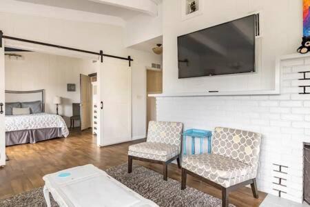 Oakhurst House | Black Bear Haven Hot tub Pool table BBQ Darts