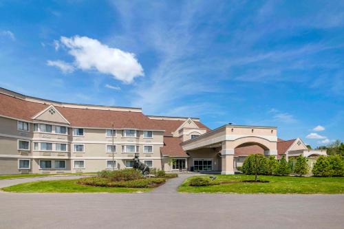 Orono Hotel | Black Bear Inn, an Ascend Collection Hotel
