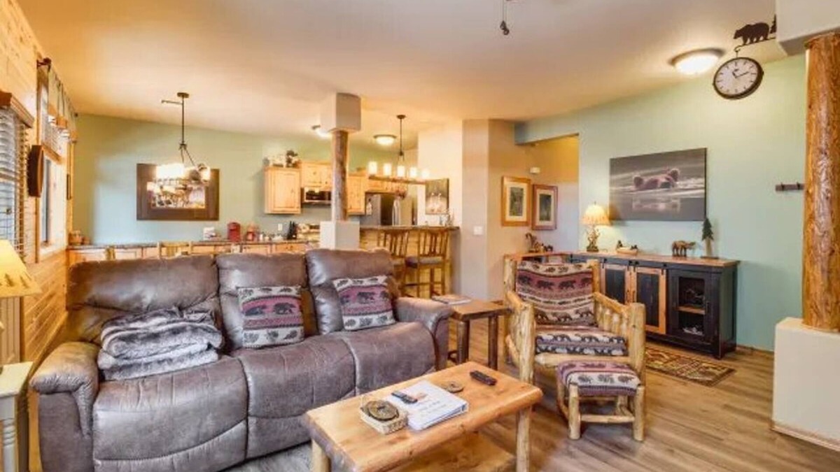 Show Low Condo | Black Bear Lodge - 5 minutes to Fool Hollow Lake and Golf Courses