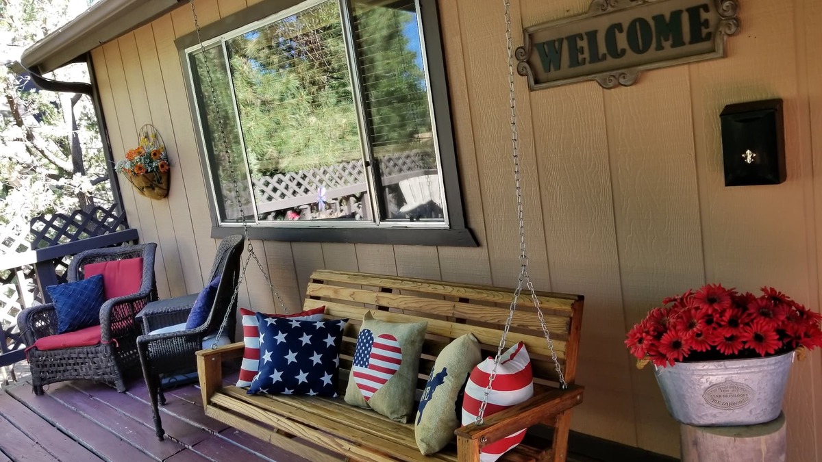 Munds Park Cabin | Black Bear Lodge - Cozy and Modern Cabin in Quiet Munds Park Neighborhood