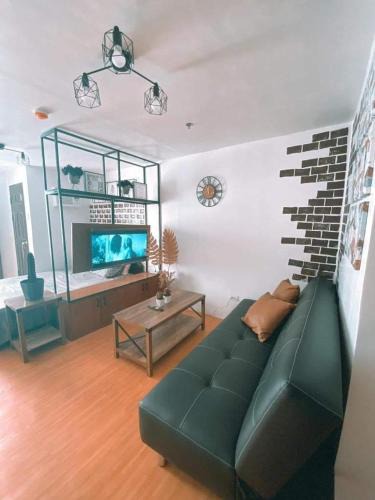 Marilao Apartment | Black & Bold - 1BR Condo 50mbpsWIFI near SM Marilao
