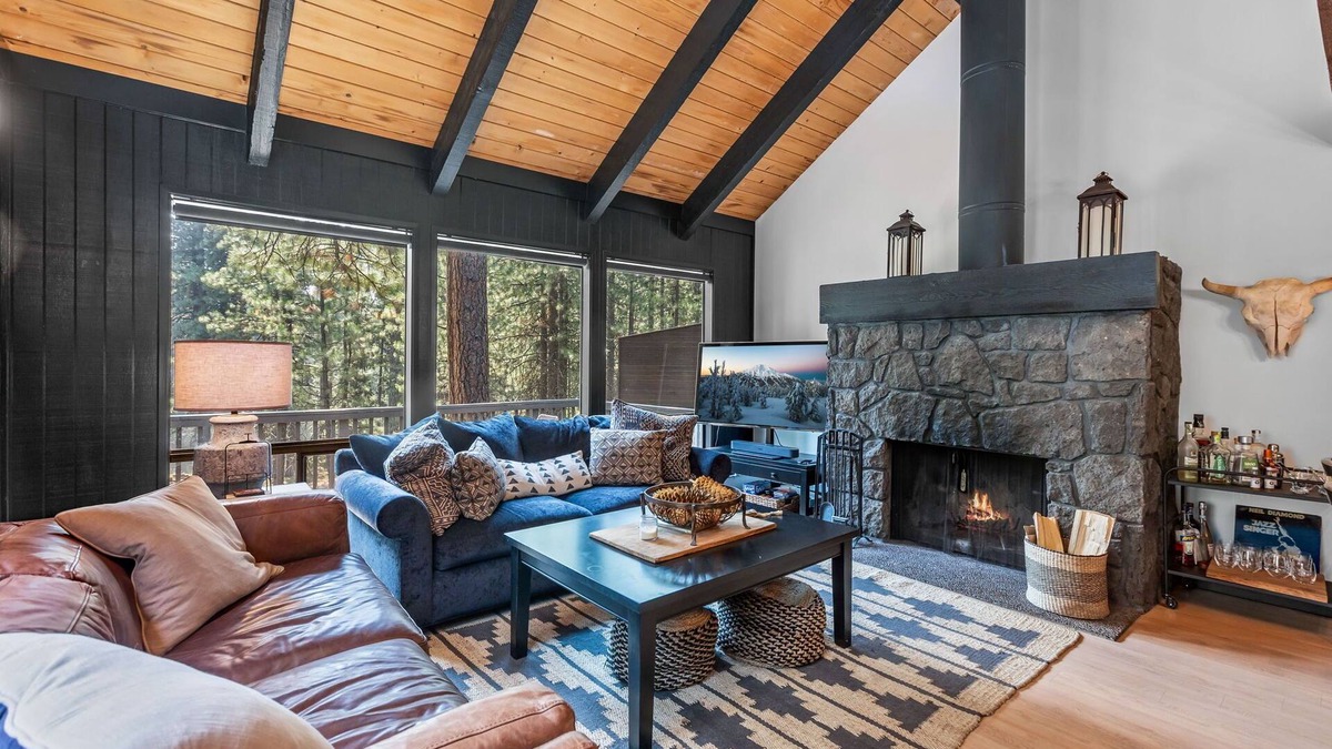 Black Butte Ranch House | Black Butte Ranch Chic Cabin, Decks backing to forested pond, Golf Course, Pools