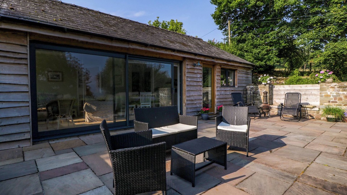 Abergavenny Cottage | BLACK CAT BACH, family friendly, with a garden in Gilwern