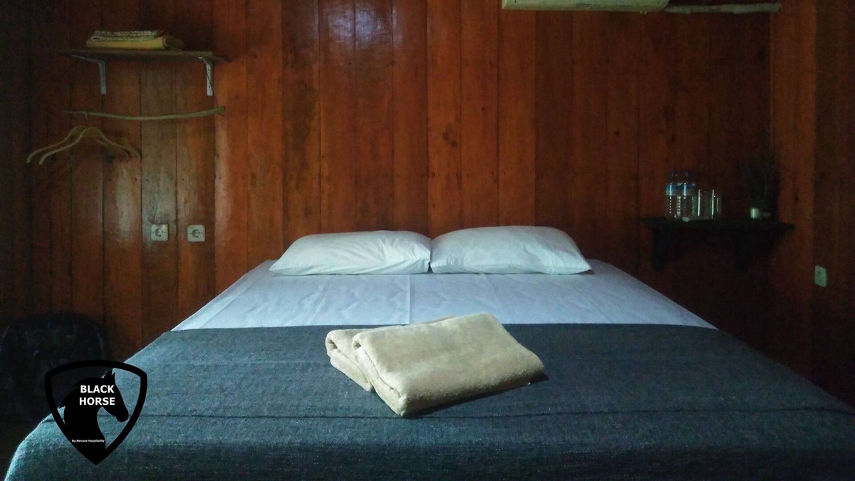Gili Meno House | Black Horse / 1BR/ AC/WIFI/woodenbungalow/GiliMeno