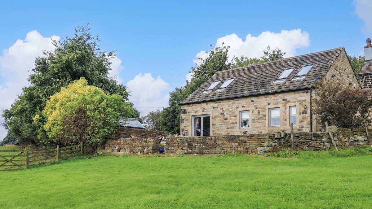 Sowerby Bridge Cottage | BLACK HOUSE COTTAGE, pet friendly, with a garden in Ripponden