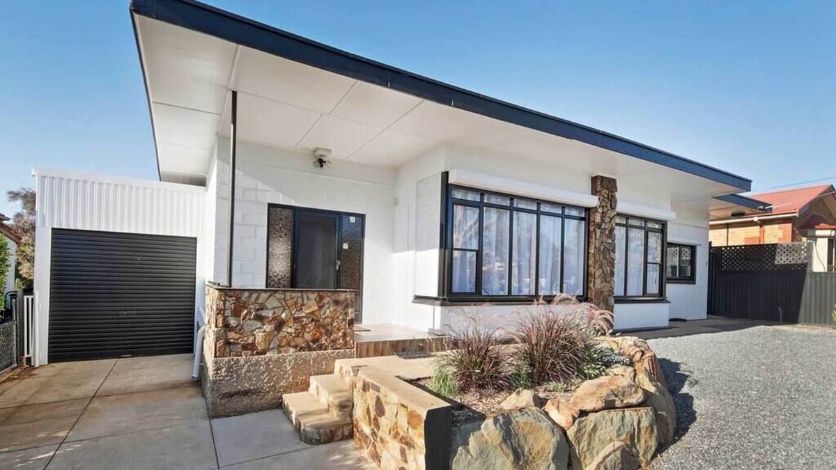 Blair Athol House | Black n White - 4Bdrm, Slps 8, 2 Bathrm, Solar