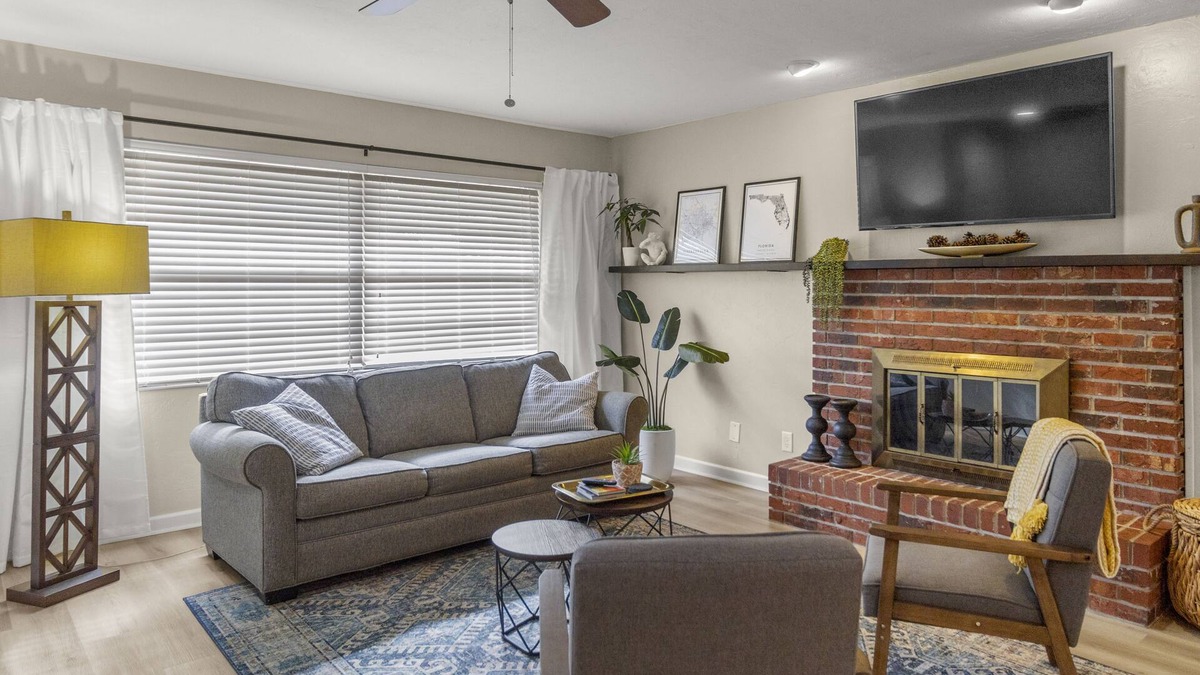 Gainesville House | Black Oaks Abode - minutes from UF, Shands & NF