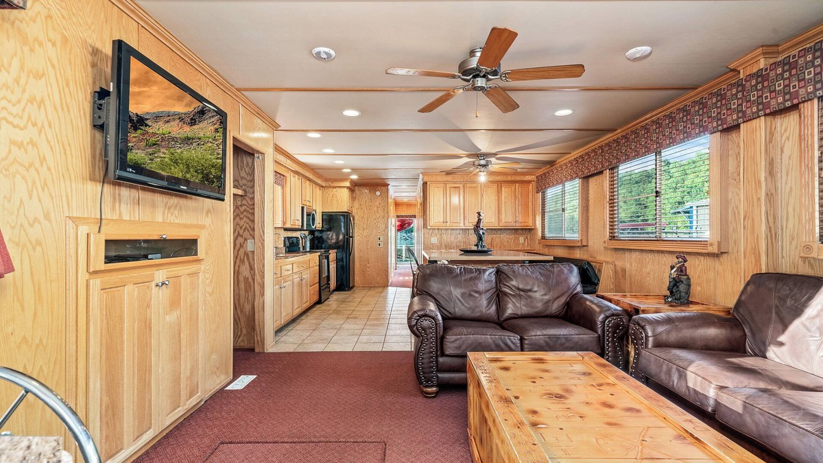 Byrdstown Boat Rental | Black Pearl - 6 bedroom/2 Bathroom Houseboat with everything you need and more