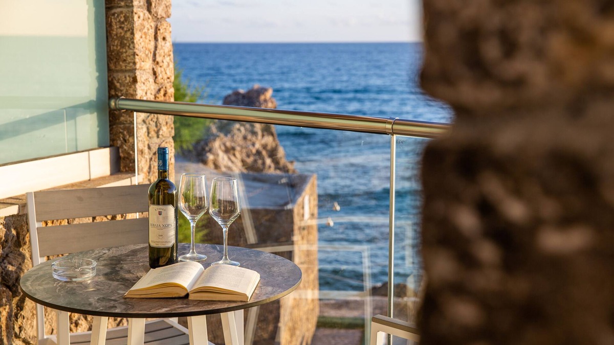 Agios Gordios House | Black Rocks Family, Luxury Seafront Beach Maisonette