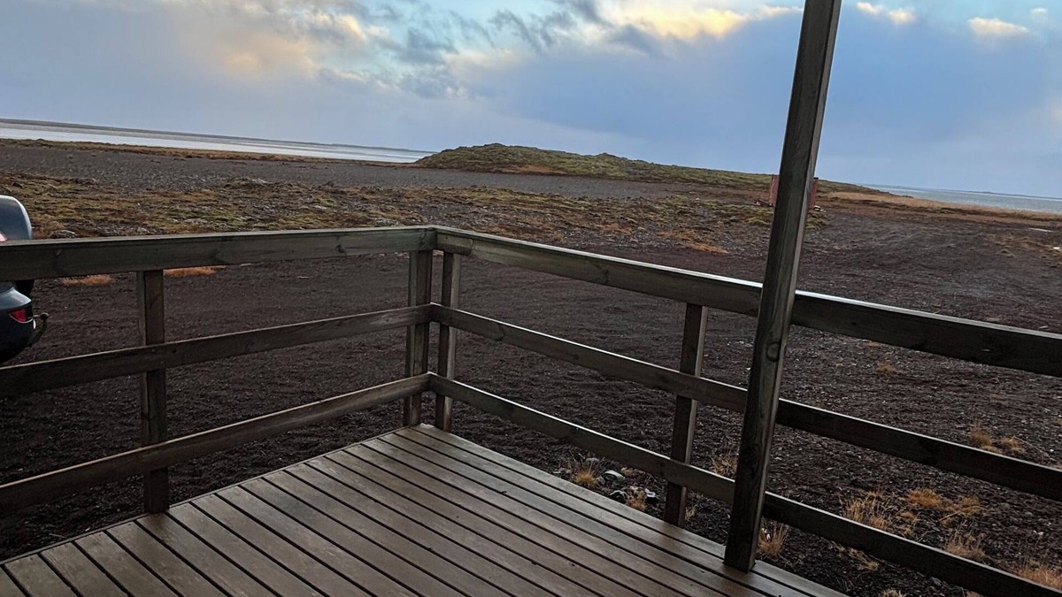Eyja- og Miklaholtshreppur Cabin | Black sand beachfront cabin with private hot tub