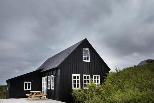Hvalfjarðarsveit House | Black timber house