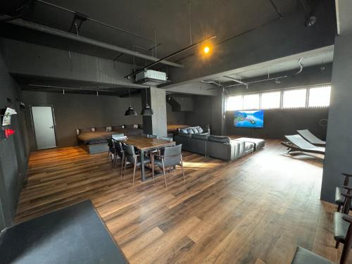 Maejima Apartment | Black Villa Naha 最大8名宿泊可 136平米 美栄橋駅 徒歩1分