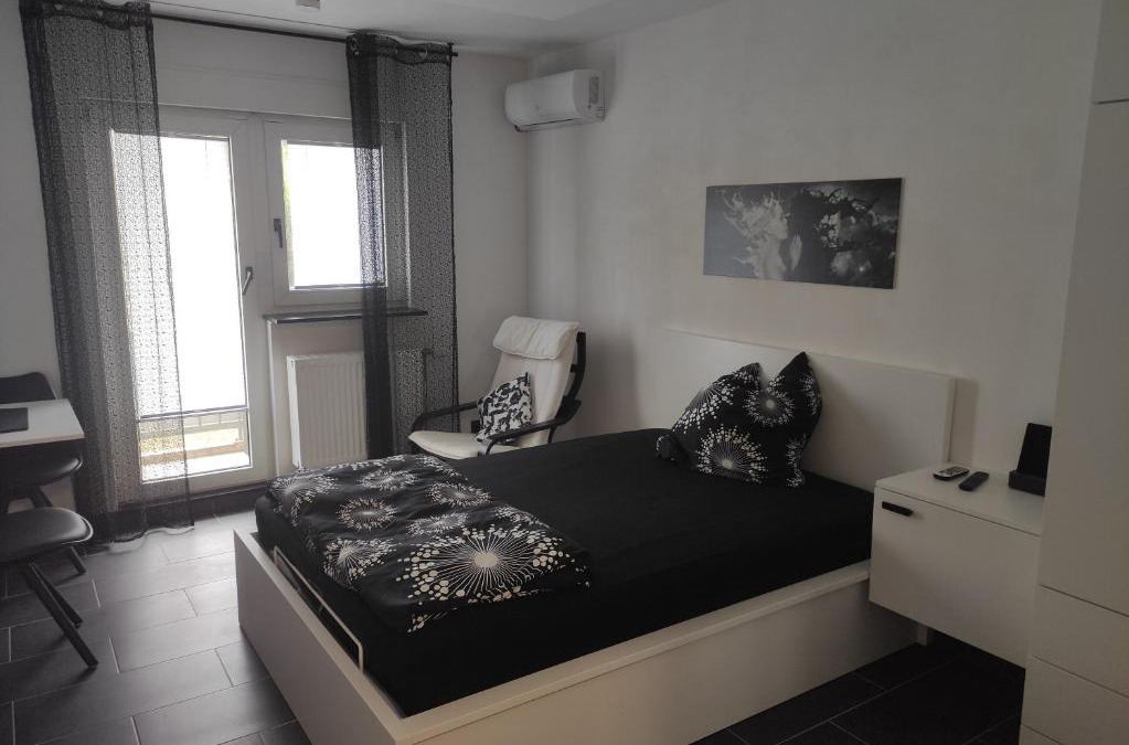Kaninchenberg Apartment | Black & White Apartment