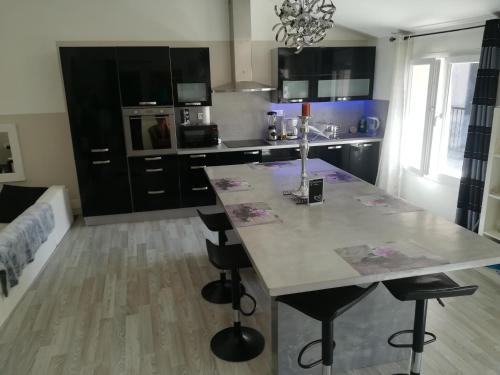 Alignan-du-Vent Apartment | Black & White