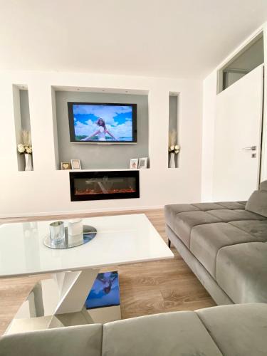 Siska District Apartment | Black & White Hideaway with garage