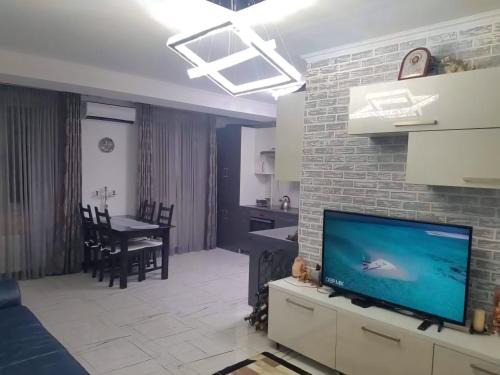 Hincesti Apartment | Black & white
