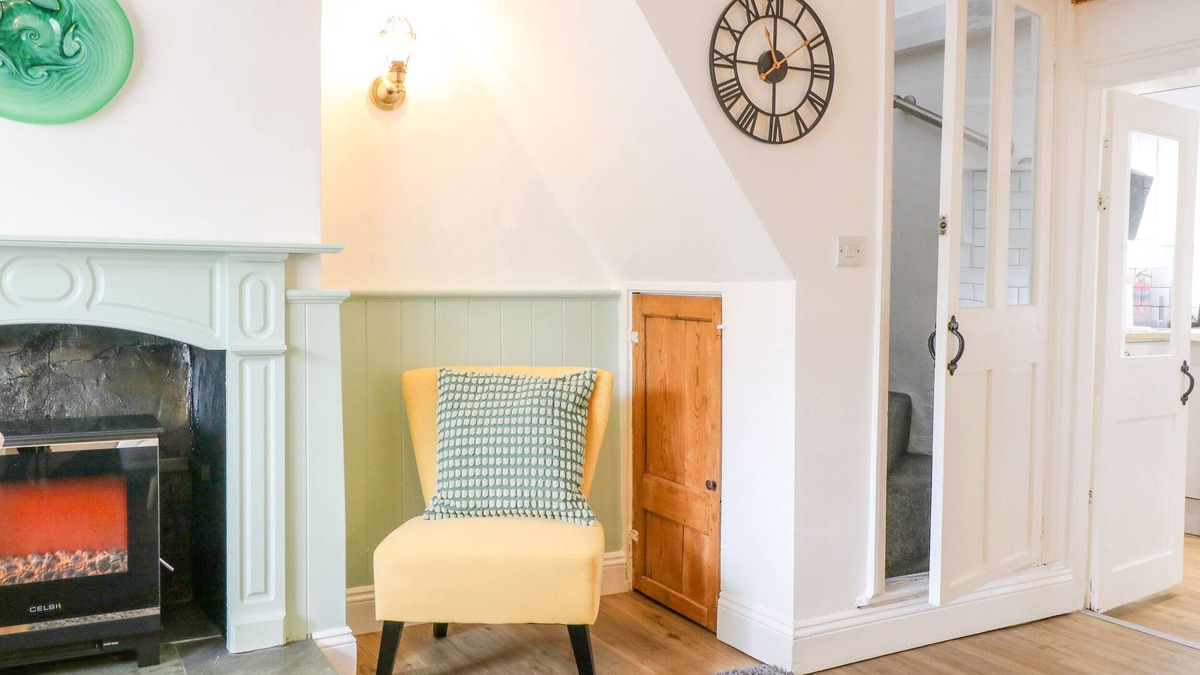 Twywell House | BLACKBIRD COTTAGE, pet friendly, with a garden in Kettering