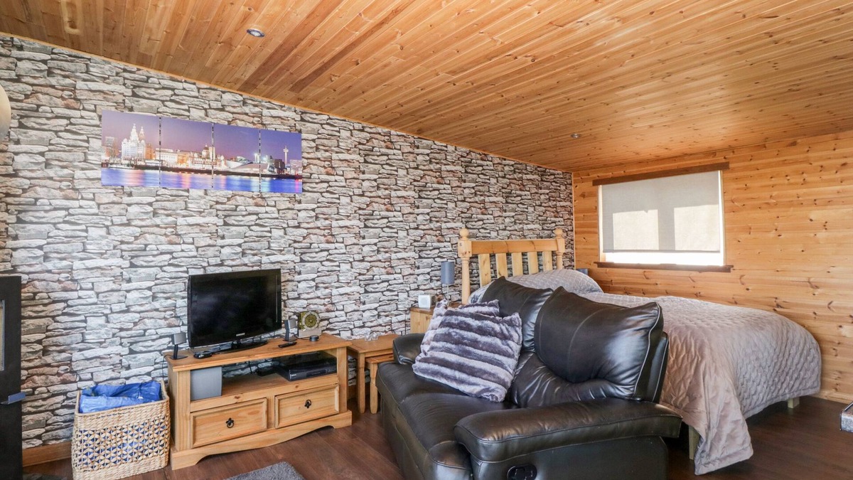 Glenboig Cottage | BLACKBRAE CABIN, romantic, luxury holiday cottage in Coatbridge
