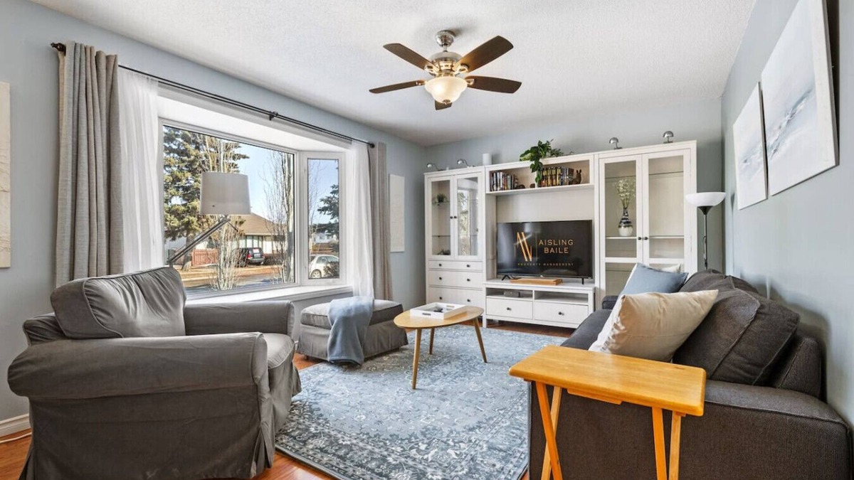 Blackfalds House | Blackfalds Bungalow | Outdoor Fire Pit | Central