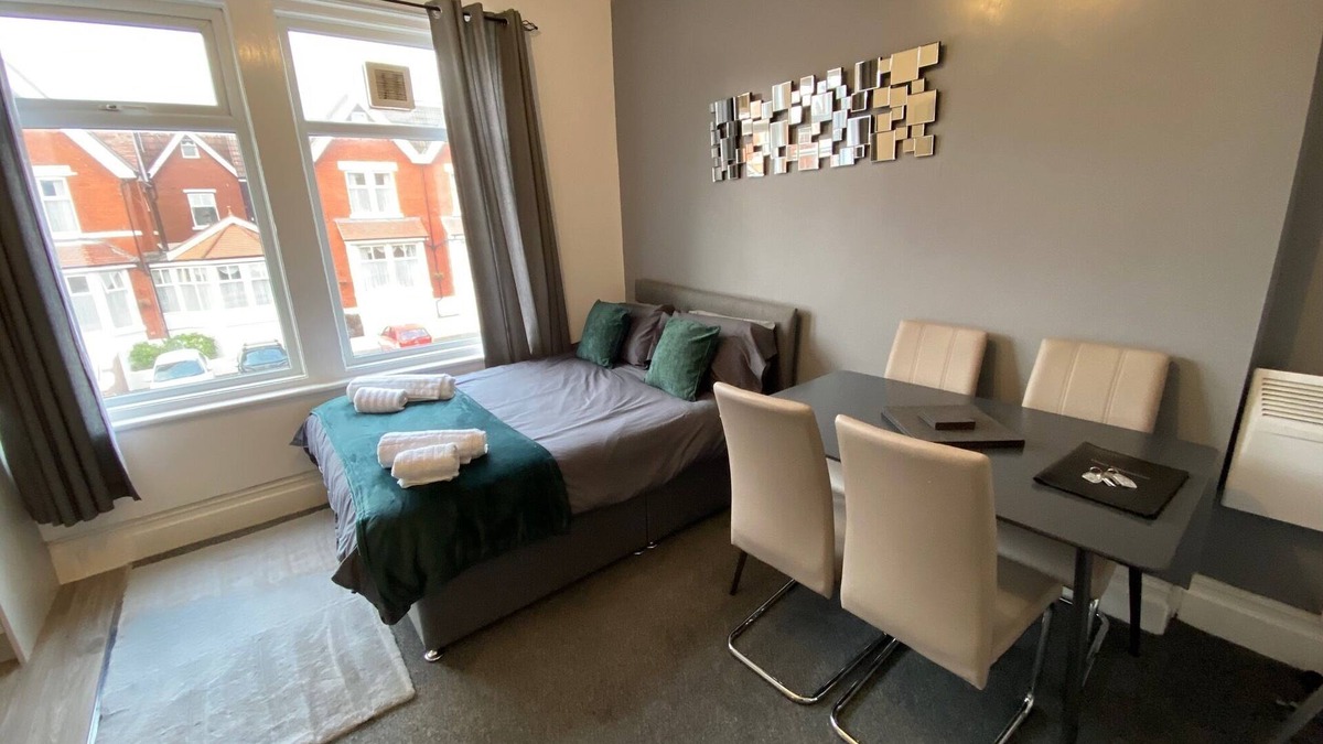 Blackpool Apartment | Blackpool Abode - Family room 124 Elite Apartments