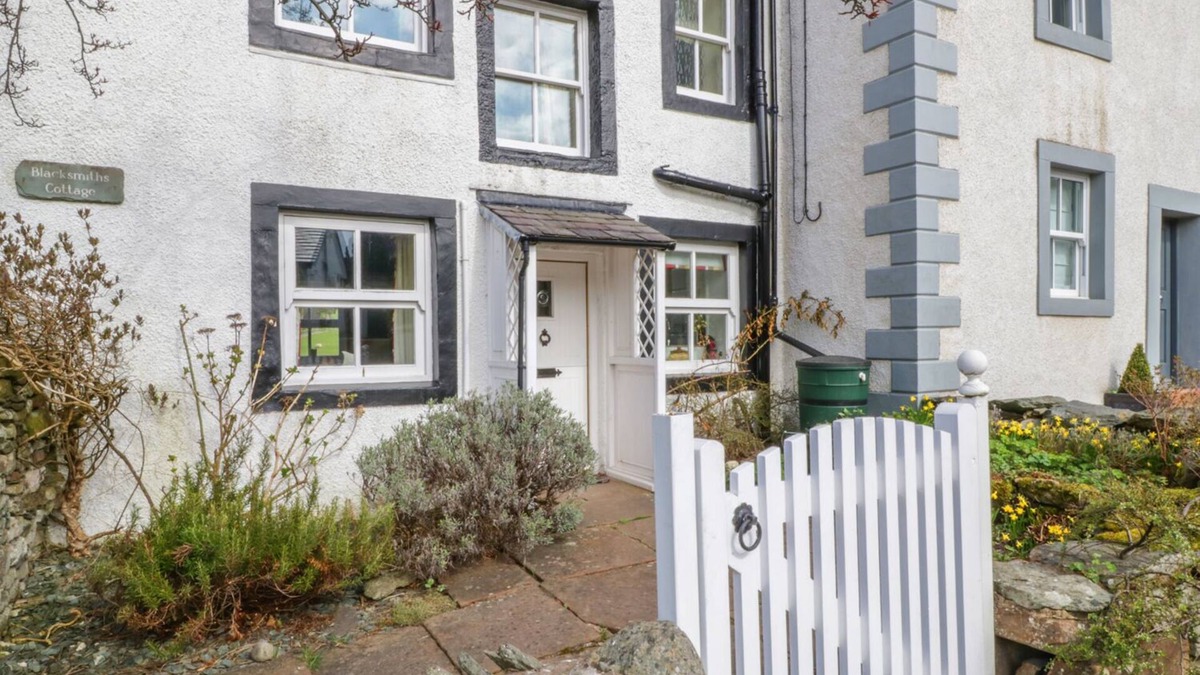 Pooley Bridge Cottage | BLACKSMITHS COTTAGE, romantic, with open fire in Pooley Bridge