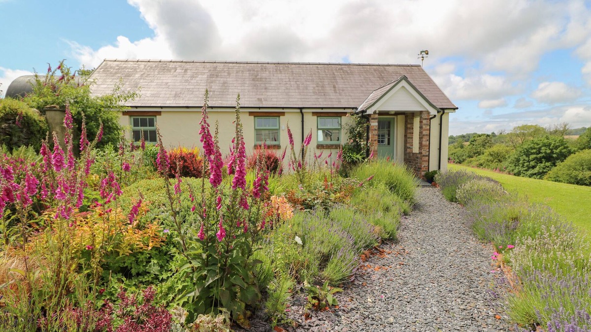 Carmarthen Cottage | BLAENFFYNNON BACH, pet friendly, country holiday cottage in Crymych