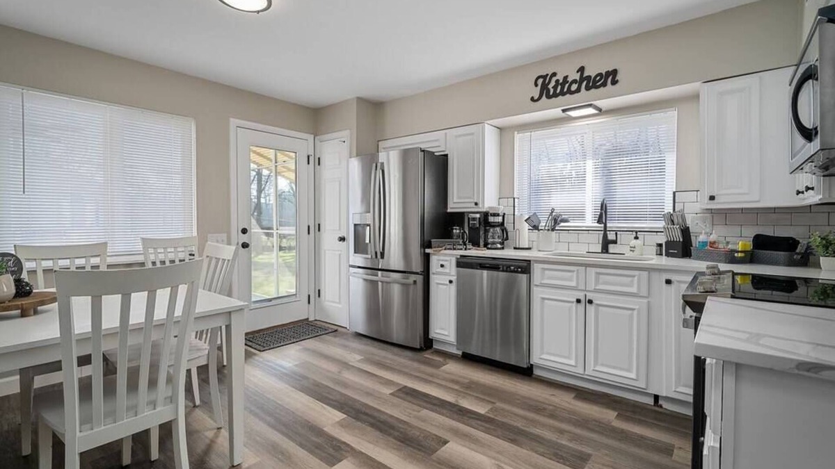 Creve Coeur House | Blair's Graffiti House + Game Room - Hot Tub