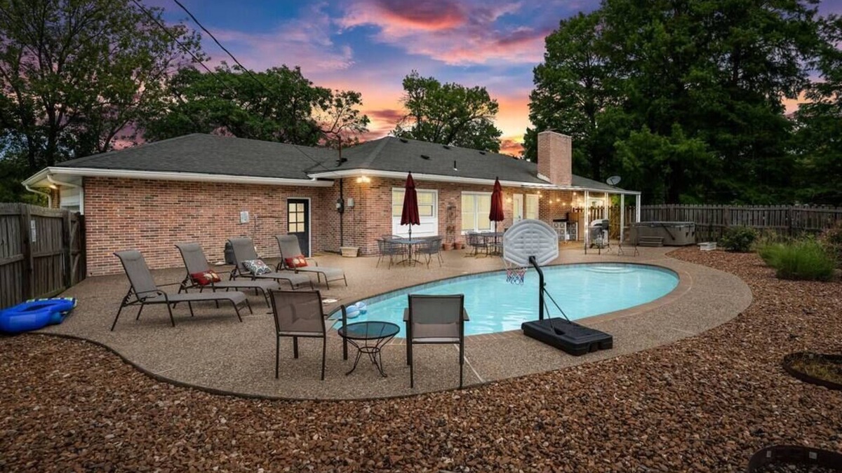 Creve Coeur House | Blair's Pool House - Creve Couer Hot Tub Game Room