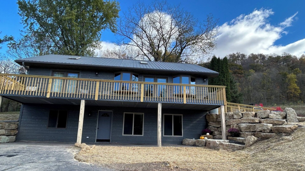 Viola House | Blakley Hobbit Charming 2-bedroom country house with AC, WiFi in soothing Viola