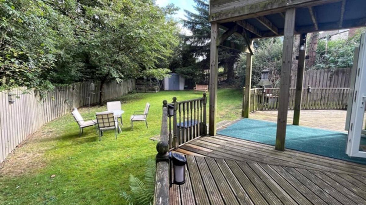Blaydon on Tyne Apartment | Blaydonburn - Sleeps 4,5 - Parking - Hottub - Yard