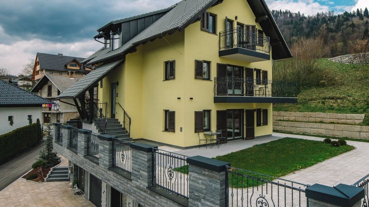 Zasip Apartment | Bled Prestigious and Stylish Apartments - Classic One Bedroom Apartment with Balcony