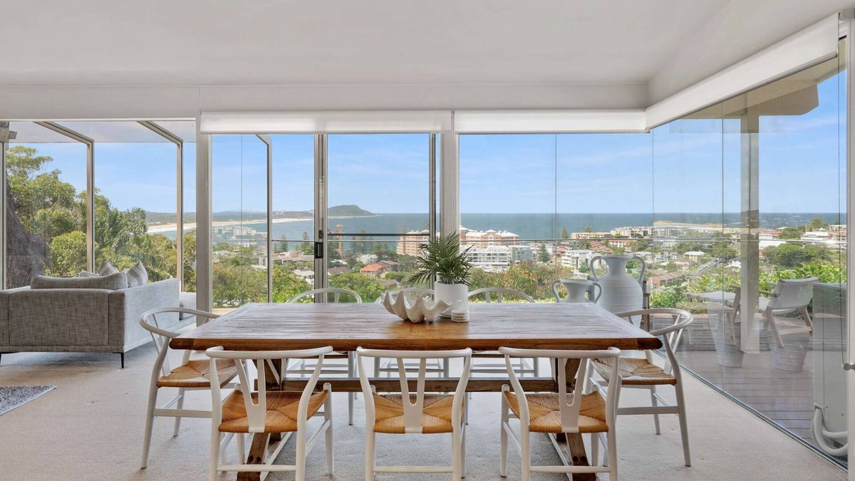 Terrigal House | “Blending Style & Luxury” – Ocean views and close to beach