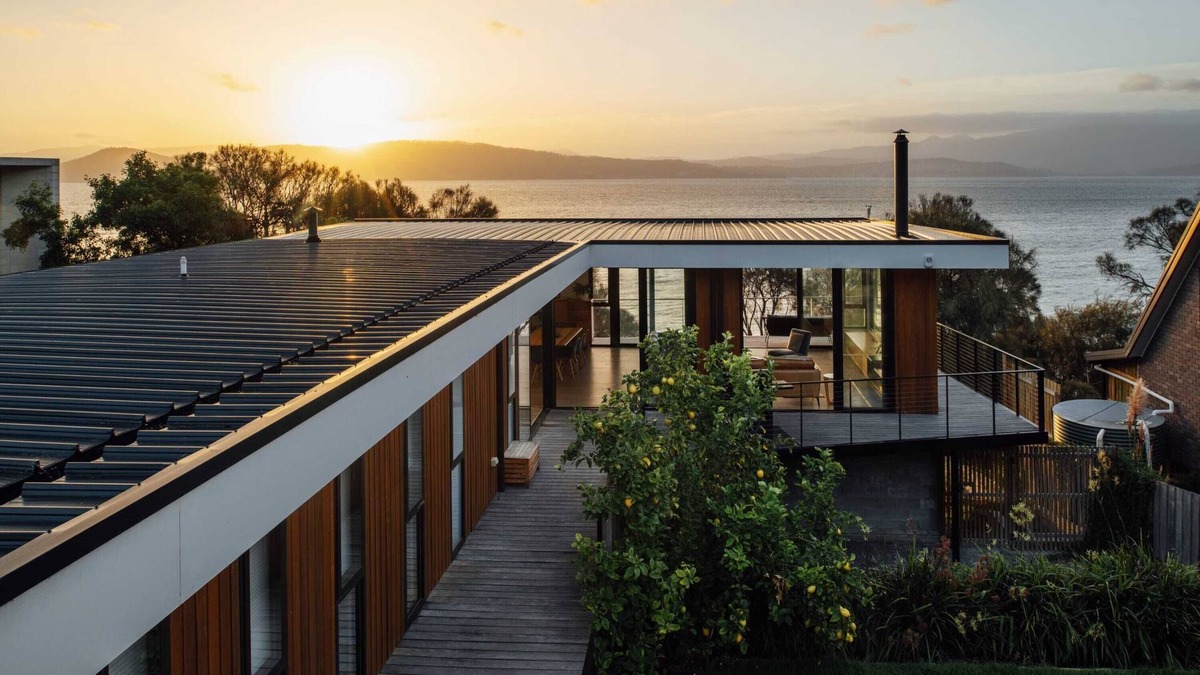 South Arm House | Blessington Beachside Retreat sleep 6 water views