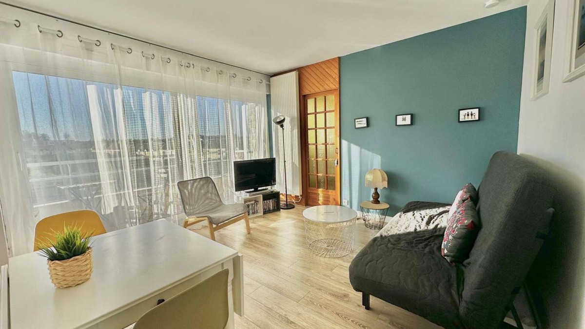 Courseulles-sur-Mer Apartment | Bleu Salé : F2 Avec Balcon, à 200m de la Plage