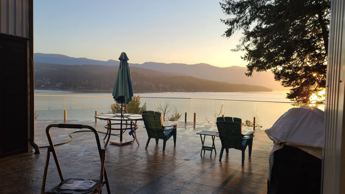 Blind Bay House | Blind Bay Lakeside Shuswap House Private Beach Swim Platform Buoy Acreage Views