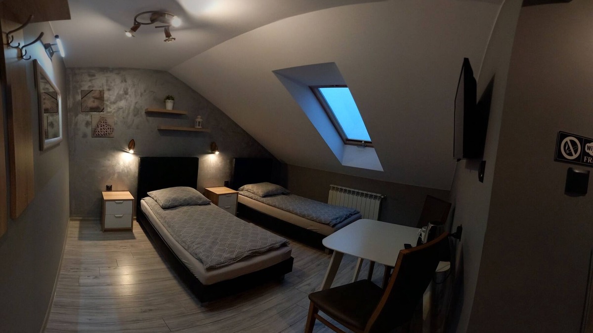 Nadarzyn Hotel | Blisko Warszawy! Przytulny pokój na poddaszu z łazienką