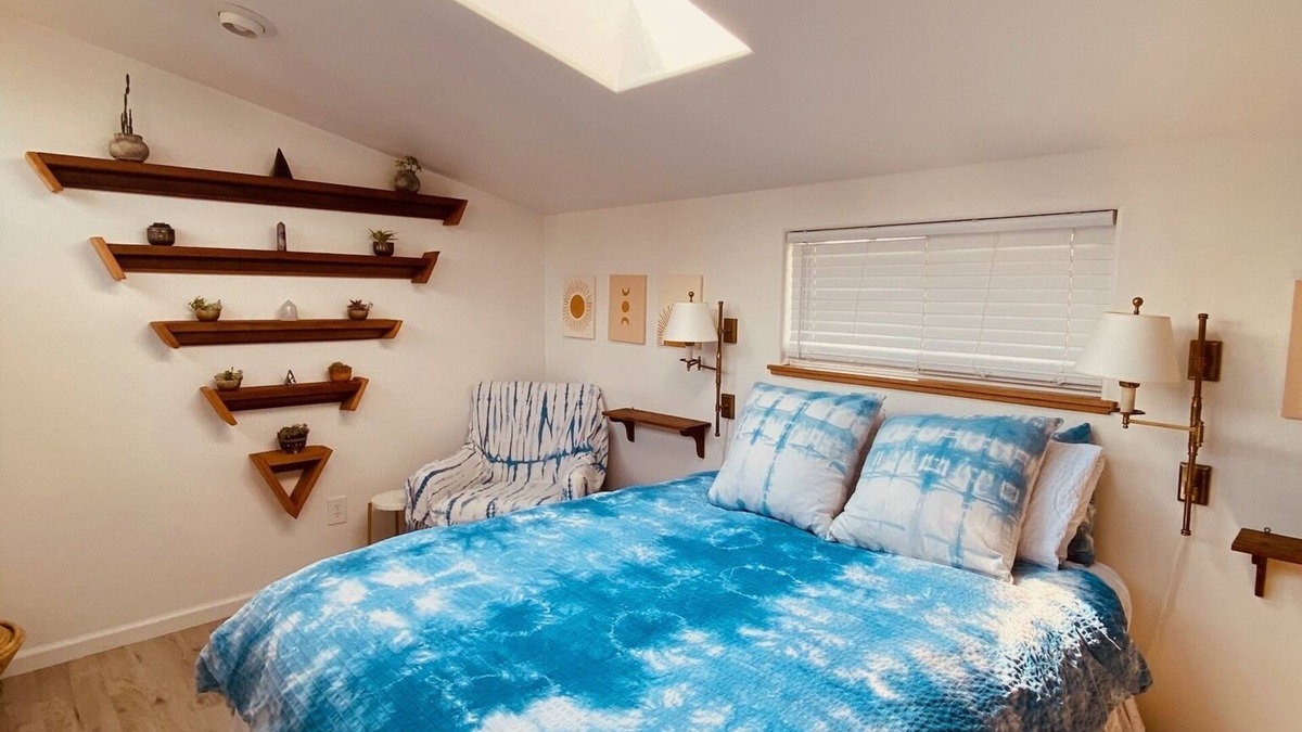 Eureka House | Blissful Beach Bungalow - 5 min from the Beach!