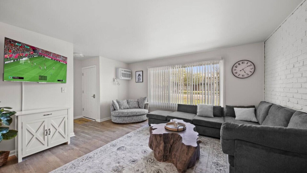 Sterling Heights Apartment | Blissful Coziness 1BD W Free parking n Fast Wi-fi