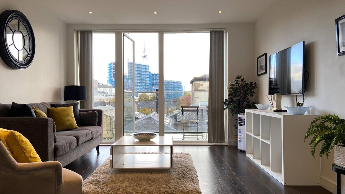 London Borough of Hounslow Apartment | Blissful one bed Near the River