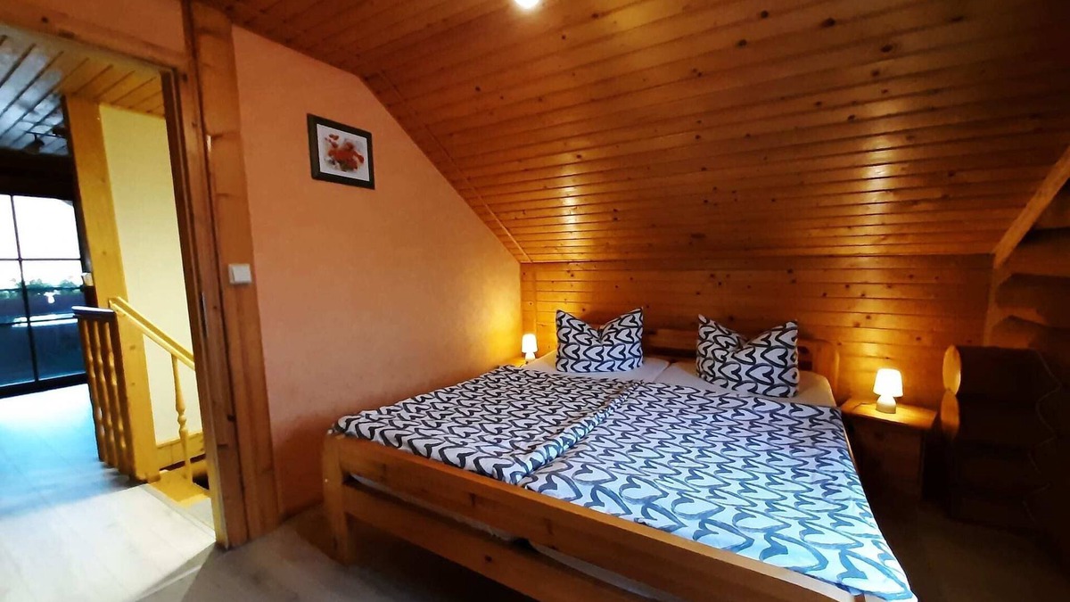 Dankerode House | Blockhaus in Harzgerode mit Balkon.
