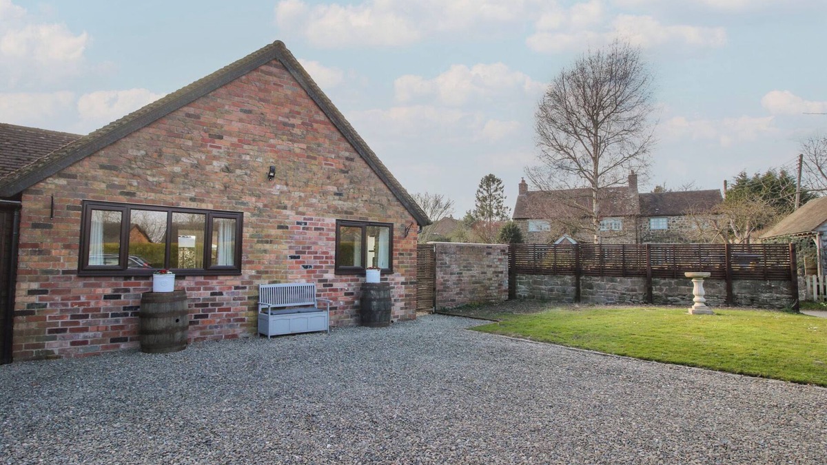 Wall-under-heywood Cottage | BLOCKLEY LODGE, pet friendly, with a garden in Wall-Under-Heywood