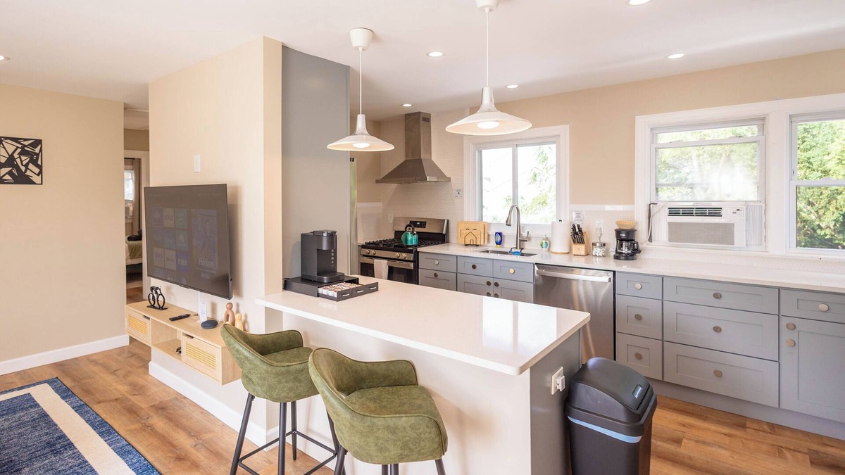 Bloomfield Apartment | Bloomfield 2 Bed, Laundry In-Unit, Pets OK, Parking, Separate Entrance, Safe