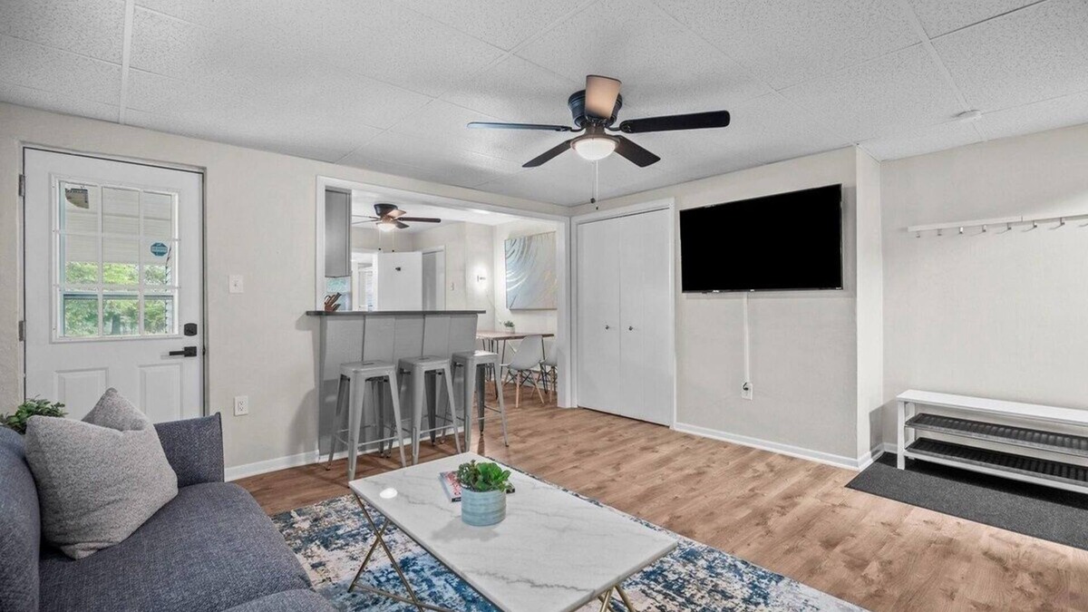 Lawrenceville Apartment | Bloomfield/Pittsburgh Bright & Spacious 2BD w/Prkg