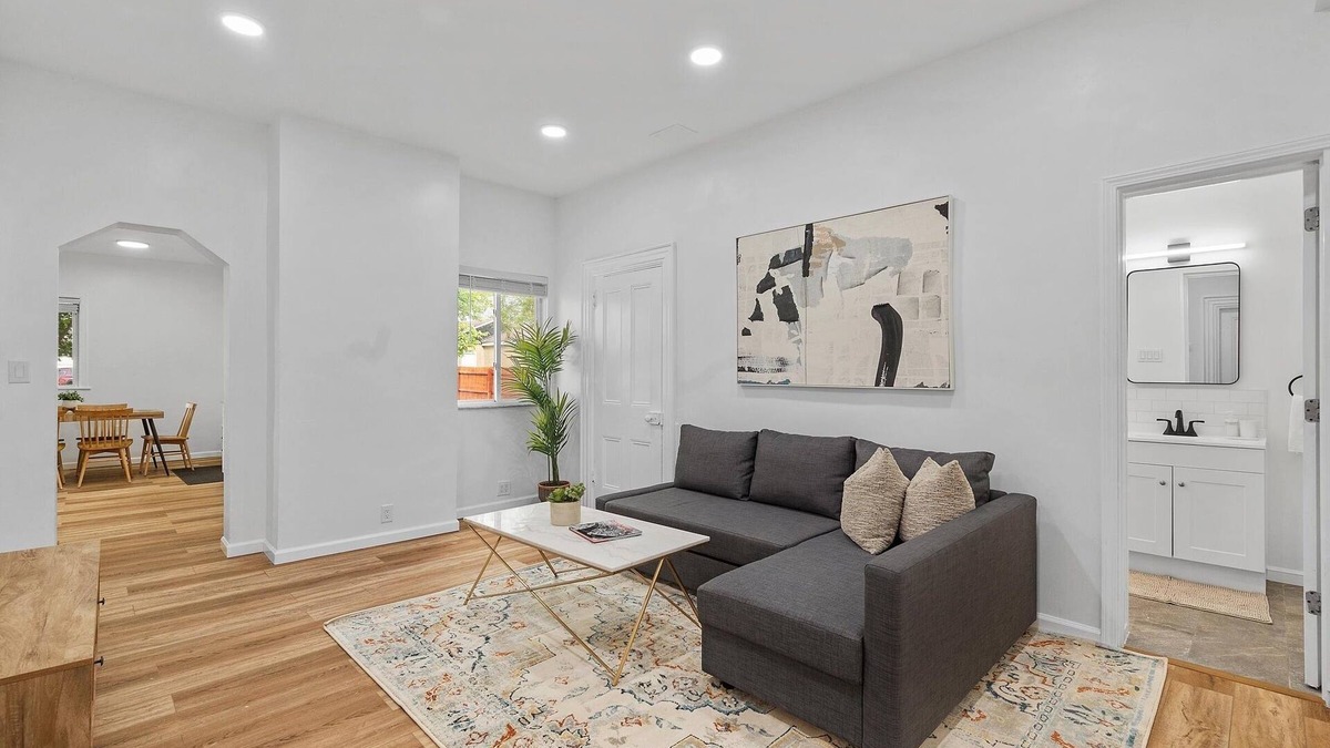 Bloomfield Apartment | Bloomfield, Shadyside 2 Modern and Spacious Two Bedroom with Free Parking