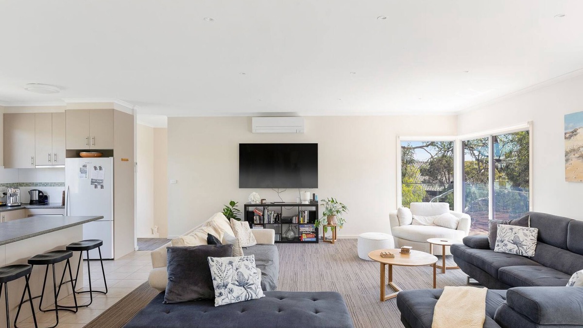 Ventnor House | Bloomfield Vistas - 1 minute walk to the beach